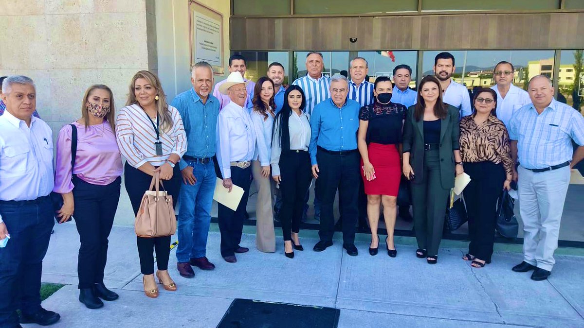 GVargasLanderos's tweet photo. Excelente y productiva reunión de seguridad con el Sr.Gobernador @rochamoya_, con las y los presidentes municipales electos de #Sinaloa, con señores Generales de la 3a. Región Militar, 9a. Zona Militar y con la @GN_MEXICO_. ¡A cuidar de la tranquilidad de las y los Sinaloenses! https://t.co/Qw902YaOkA