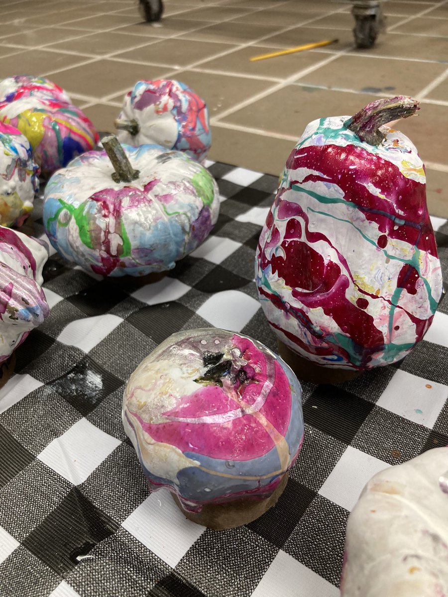 JeanDomurat's tweet photo. From floating pumpkins to floating paint to swirl decorate gourds…Linking topics to diverse experiences helps students learn in fun ways. #earlychildhoodEdu https://t.co/wAkGpUGBc6