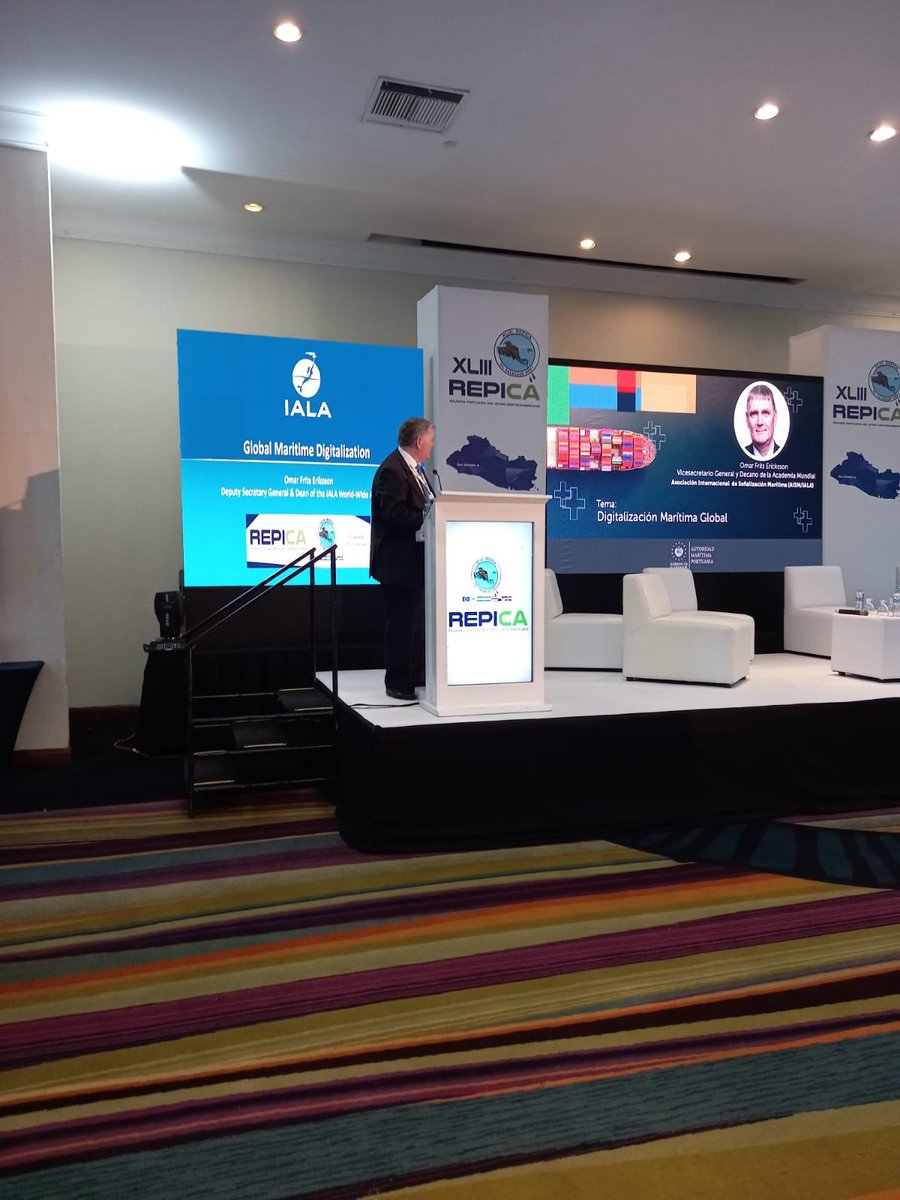 ampgobsv's tweet photo. Omar Frits Eriksson, Vicesecretario General y Decano de la Academia Mundial de la Asociación Internacional de Señalización Marítima (AISM/IALA) nos habla en esta XLIII REPICA 2021 sobre la Digitalización Marítima Golbal.
@cocatram 
@REPICA_COCATRAM https://t.co/BjRYZ2VaMG