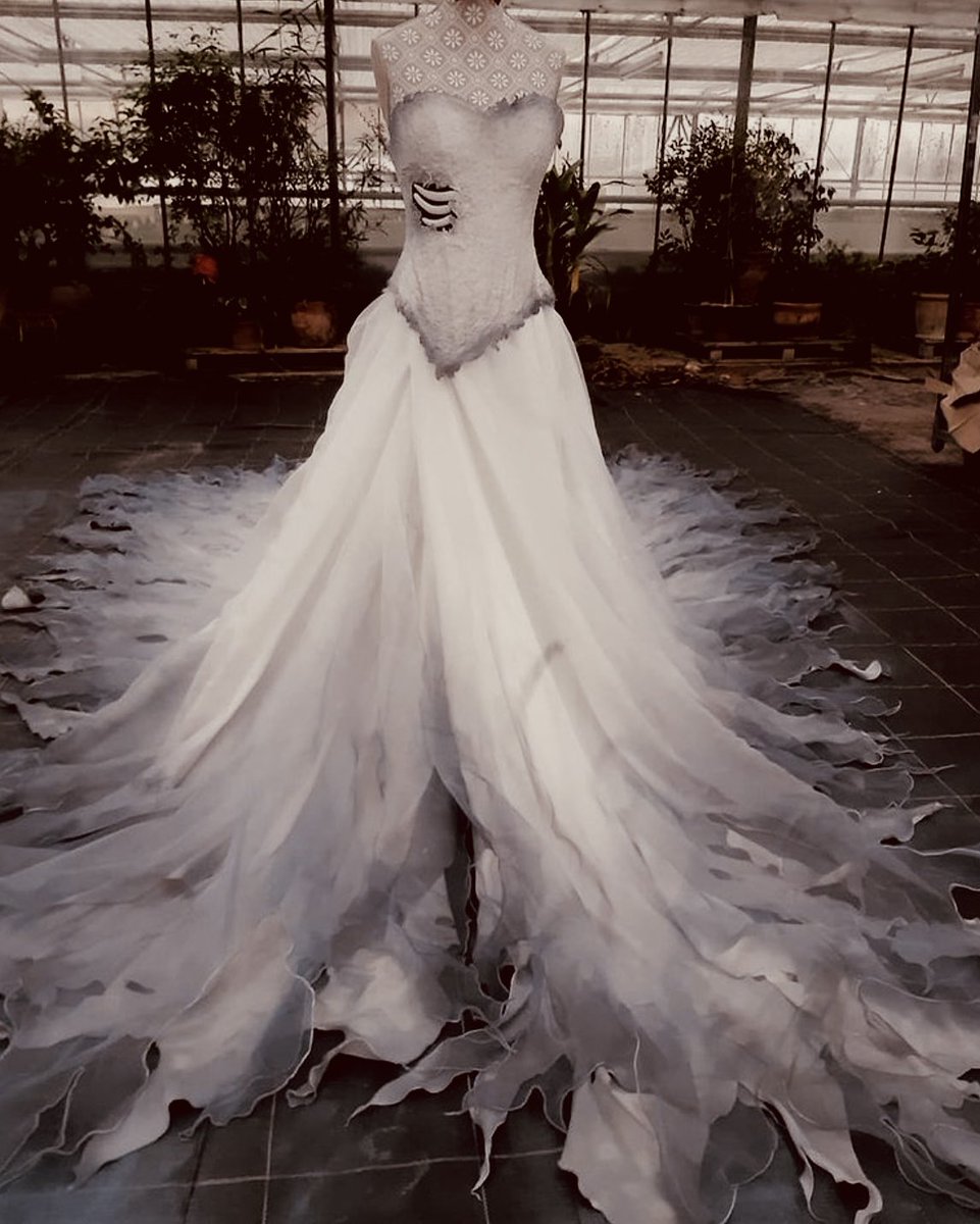 Kallumina's tweet photo. Pulling up to the  #hallowpeachball as a corpse bride in a victorian carriage? Yup that’s me ✨ dateless today as I’m waiting for my future husband to put a ring on what he thinks is a twig ˘͈ᵕ˘͈

Thankyou @Kinascorpse for organising this 🤍 https://t.co/qPcyA889cD
