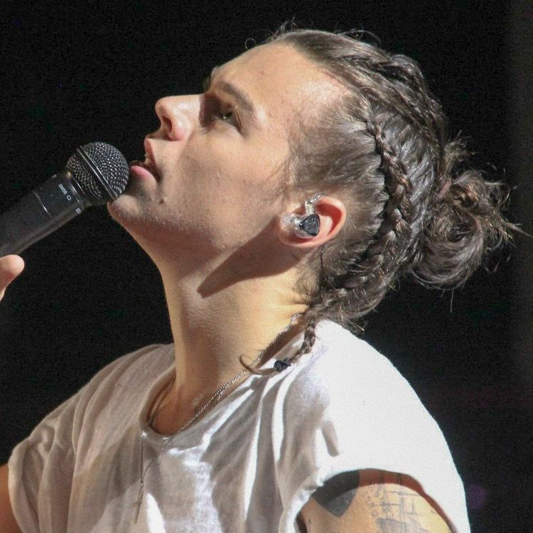 lwtismylover's tweet photo. i think we can all agree that this was harrys  best hair style ever https://t.co/omiStypKcY