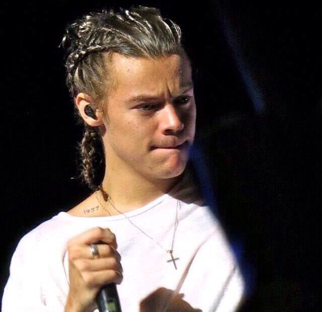 lwtismylover's tweet photo. i think we can all agree that this was harrys  best hair style ever https://t.co/omiStypKcY