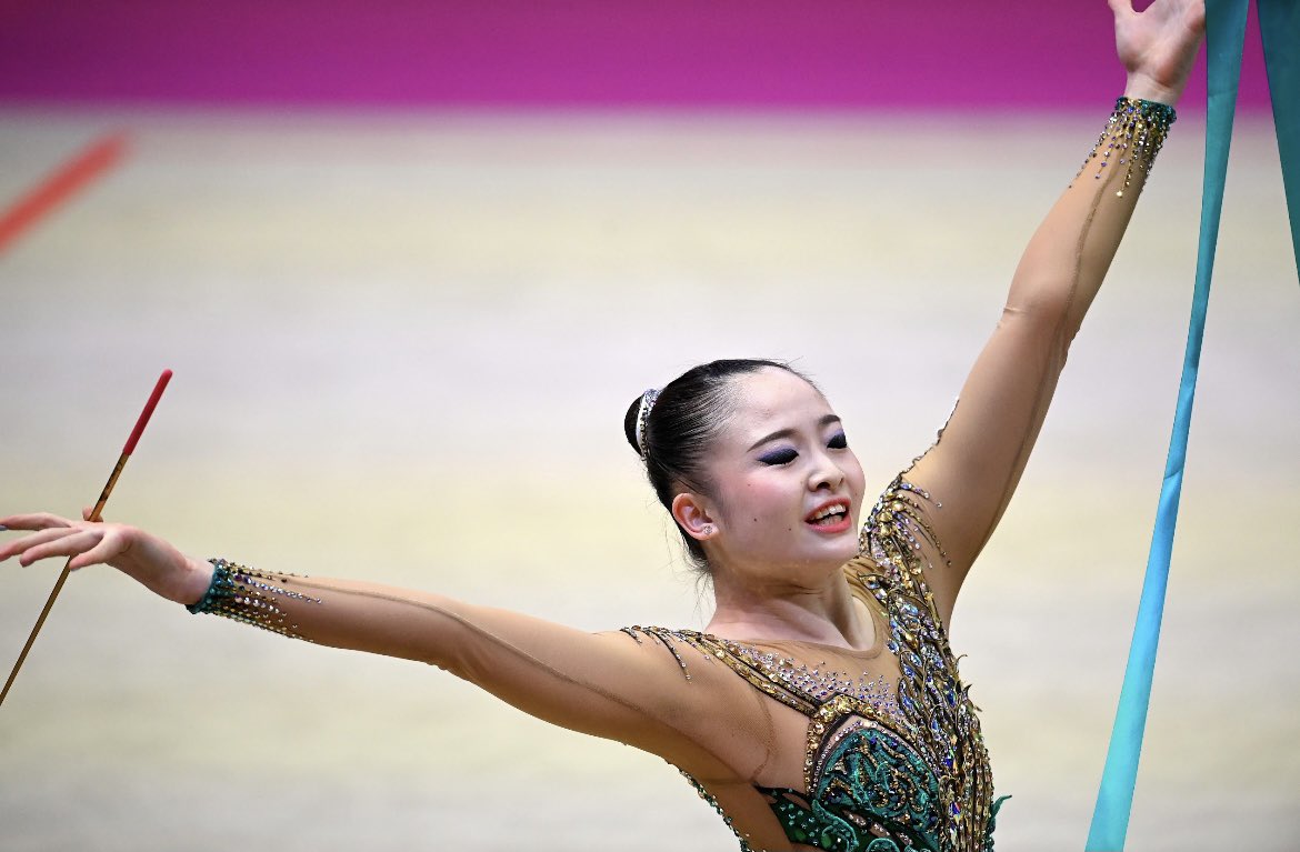 B Books A Twitteren 世界新体操 での 皆川夏穂 選手の最後の演技ステキでした ありがとうございました そして 今日は団体総合 フェアリージャパン がんば くるり北九州 好評発売中 杉本早裕吏 松原梨恵 竹中七海 鈴木歩佳 今岡里奈 稲木李菜子