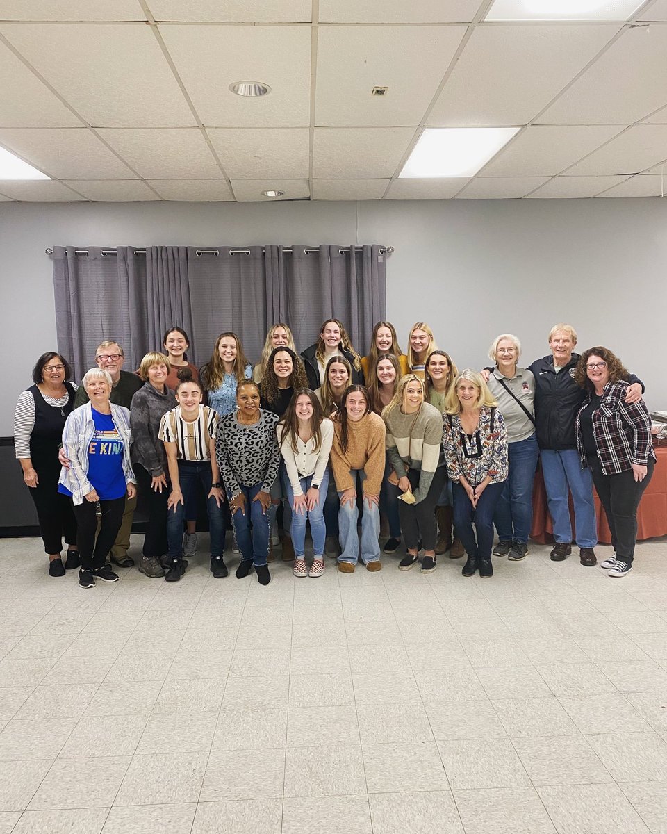 ESU_WBB's tweet photo. THANK YOU❣️ - To our retired faculty for hosting a special dinner tonight to kick-off our season! 🍽 Everything was delicious, & we are so blessed to have such amazing people supporting our family. 🙌🏼❤️
#WarriorFamily #WhereWarriorsBelong #CupcakeComa🧁 https://t.co/BeXBJcfhRw