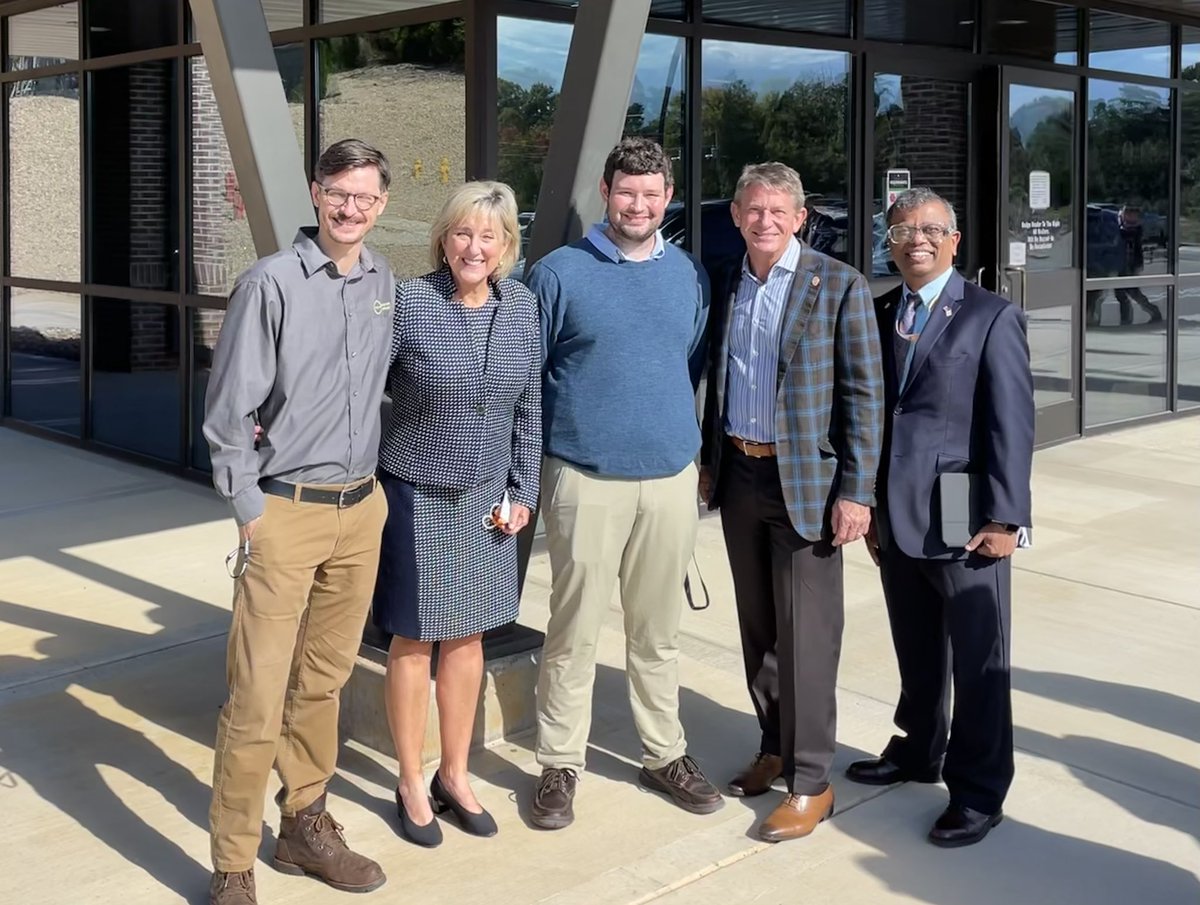 DondePlowman's tweet photo. @UT_President Randy Boyd and I really enjoyed meeting with engineering professor & Governor’s Chair, Suresh Babu and former and current UTK graduate students at ORNL as we hosted @GovBillLee for a tour of the great partnership between our campus and ORNL #collaboratingtogether https://t.co/w5gMWOo3i5