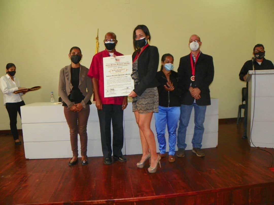 El Concejo Municipal entregó reconocimientos por el Día del Odontólogo y Odontóloga esto de la mano del Concejal y presidente de la Comisión Permanente de Salud Carlos Clemente, seguimos trabajando @BeatrizRpsuv <a href="/NicolasMaduro/">Nicolás Maduro</a> @Nahumpsuv