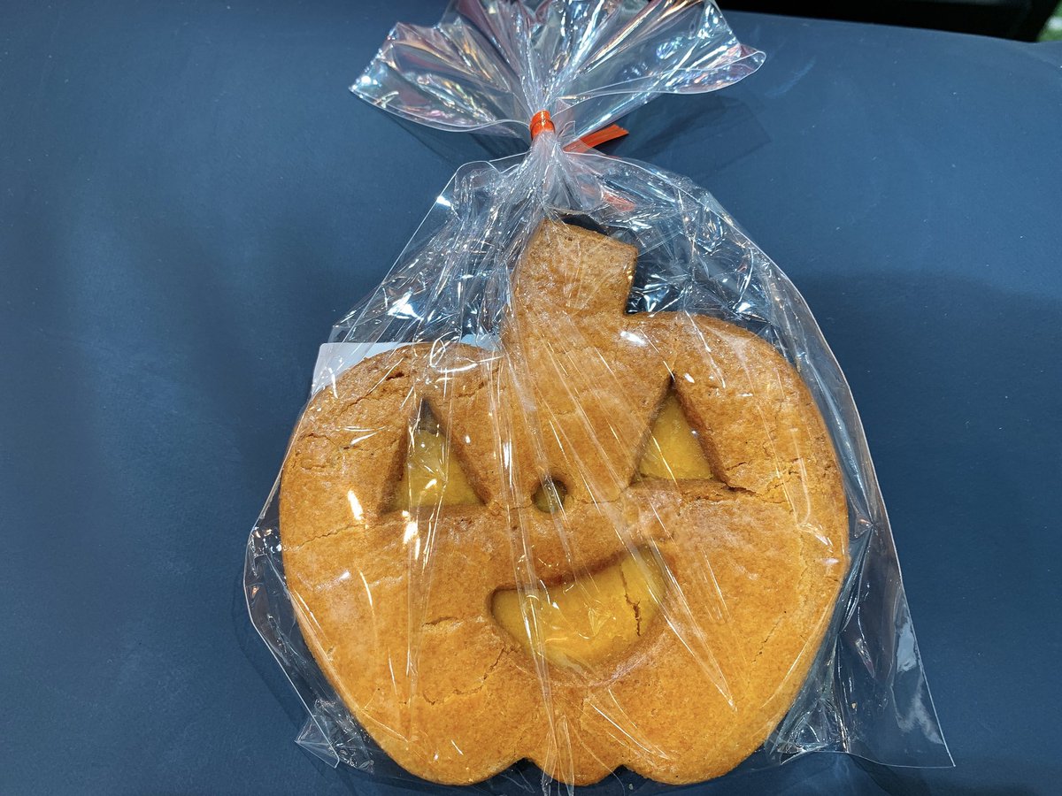 やっと、桃さんとご飯出来ました！！お優しい桃さん😊🌸今度は、ゆっくりご飯食べましょ！！お互い予定詰め詰め（笑）そして、かぼちゃさん頂きました🎃かわいい♪ちょい早めのハッピーハロウィン👻

#学芸大学