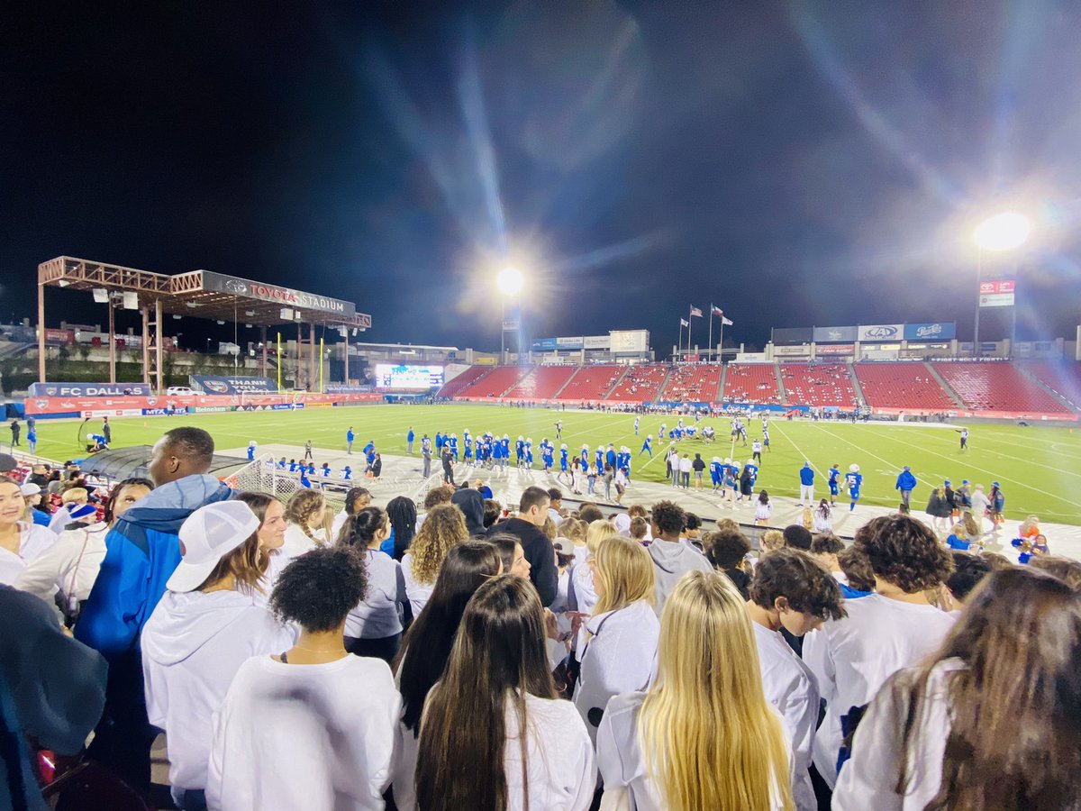 rwquach's tweet photo. Celebrating our seniors tonight! Let’s go @FHSRACCOONFB, @friscohighband, and @FriscoHSCheer! @FHSRaccoons #txhsfb #ThursdayNightLights #RACCem https://t.co/Mq7FlvGYvO