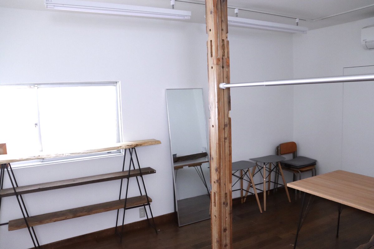 ejimasou2f's tweet photo. 【週末3日間展示会プラン】
金・土・日の3日間の展示会プランでRoomご利用いただきます。
棚、机、椅子以���に
今回は、服の展示会ということで、
全身鏡、柱を利用しての洋服掛け（つっぱり棒）を備品としてプラン金額内でお貸ししています。

有料でプロジェクターなどの備品もございます。 https://t.co/1txedhUQPd