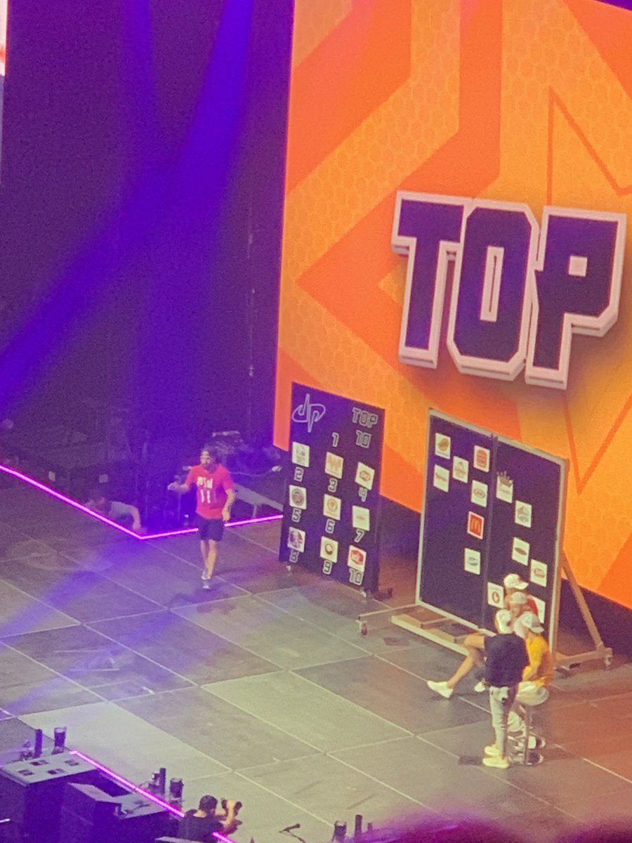 rwteer's tweet photo. #respect #runza wins the TOP 10. #DudePerfectTour https://t.co/zsWgBVlkGU