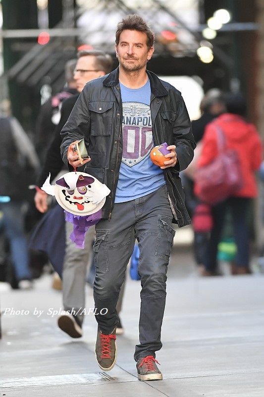 セレブ247 写真提供 アフロ 手に持つモノが今回も可愛いじゃないの ブラッドリー クーパー ブラッドリー クーパー Bradleycooper ハロウィン ハロウィーン 海外セレブ ファッション メンズファッション T Co Skcqdpnnyh Twitter