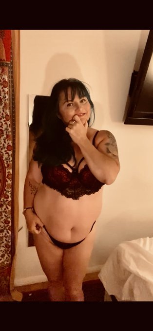 My OnlyFans is 50% off right now! Only a few spots left! https://t.co/xEt52T0E2l https://t.co/FQl7Ei