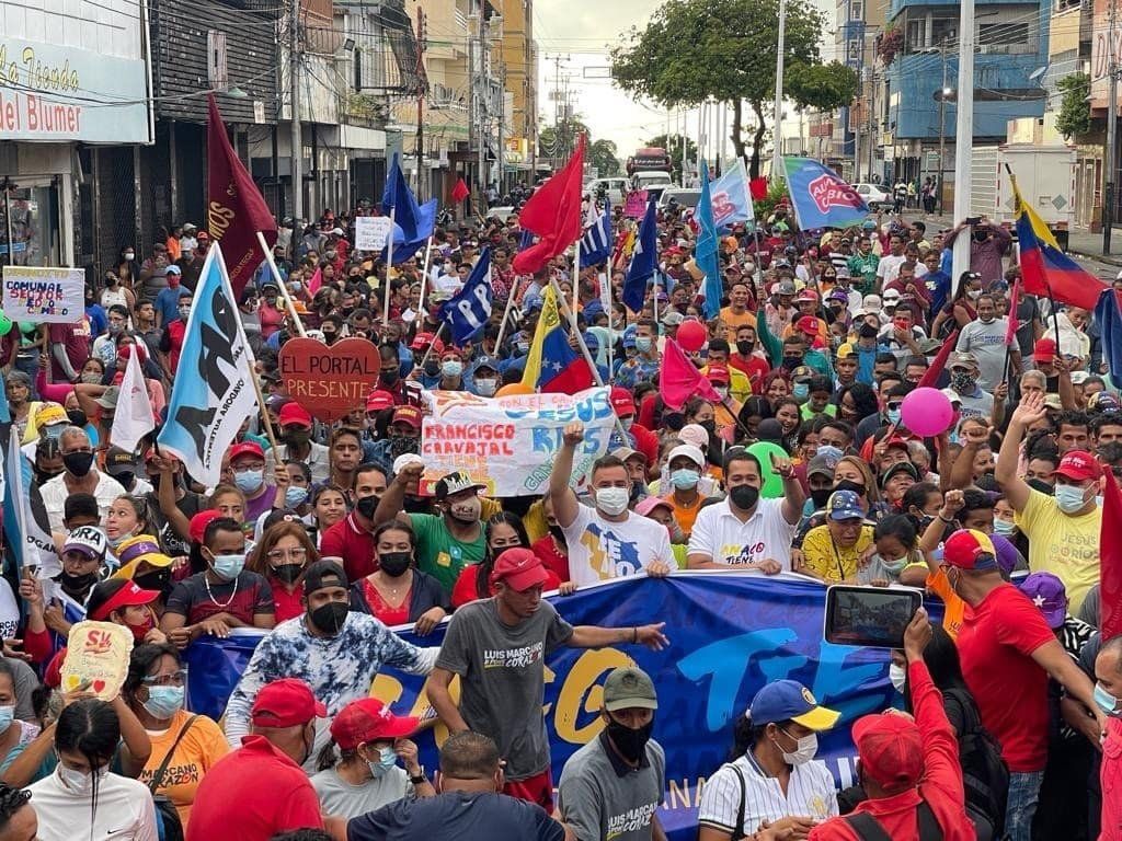 davidjhg's tweet photo. Nuestra campaña inició con un estallido y una rebelión, hasta que en 1998 el pueblo llegó a la presidencia. Desde ese momento no hemos regresado de las calles, seguimos abriendo camino en medio de las tormentas y sumando victorias. El 21N no será distinto #VenezuelaTieneConQué ✊🏾 https://t.co/7XWjTXJodD