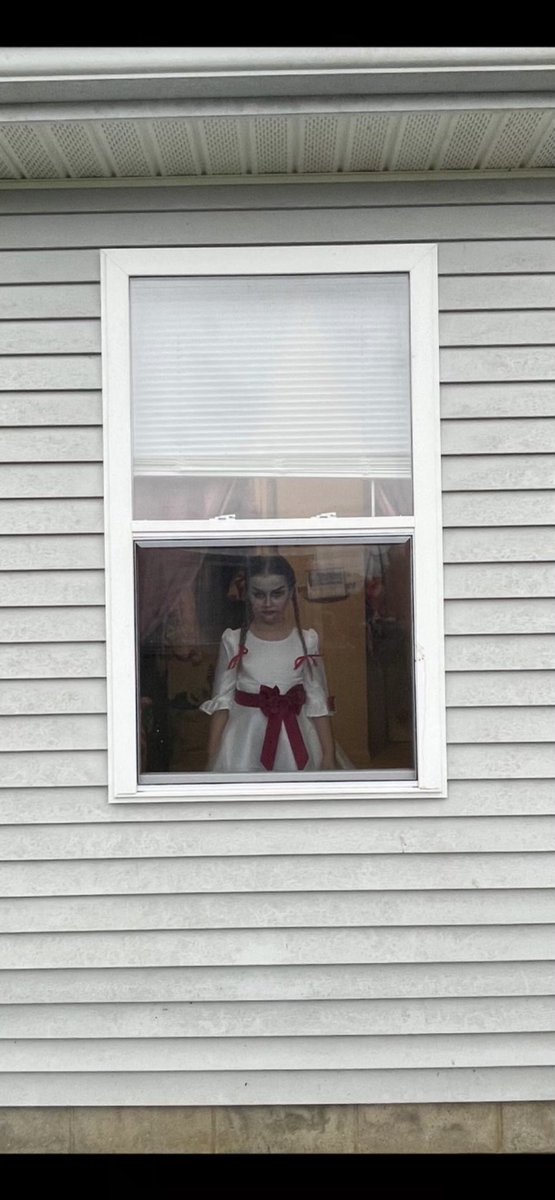 ctayy25's tweet photo. My oldest wins Halloween 

#Annabelle #7yearoldhorrorfan #wtf #shedontgetitfromme https://t.co/eib4VrWPJ9