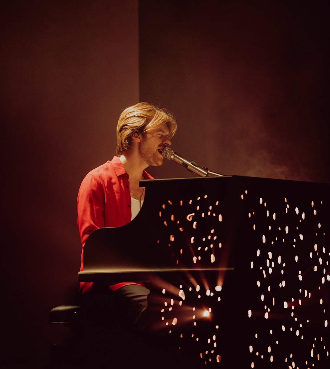 haleykillam's tweet photo. Some casual @finneas shots from the @wiltern https://t.co/7f8ohhrpMD