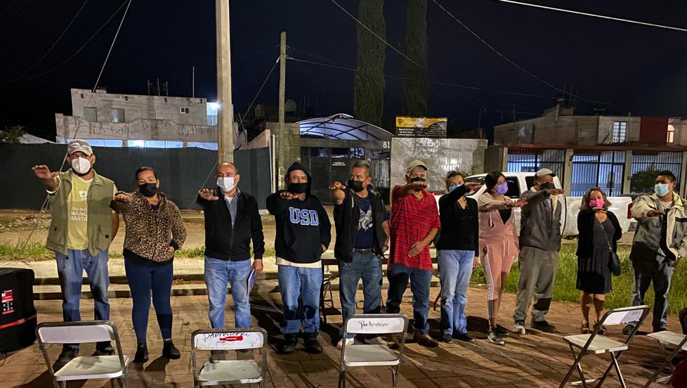 ZapotlanGob's tweet photo. La Unidad de Participación Ciudadana integró la mesa directiva de la colonia Colinas del Sur, en donde los vecinos decidieron la integración de la siguiente manera:
Presidente de colonia: José Ramón Marmolejo Cervantes
Secretaria: Evangelina Yáñez Enciso
Tesorera: Jorge Sánchez https://t.co/yM7ARZldPn