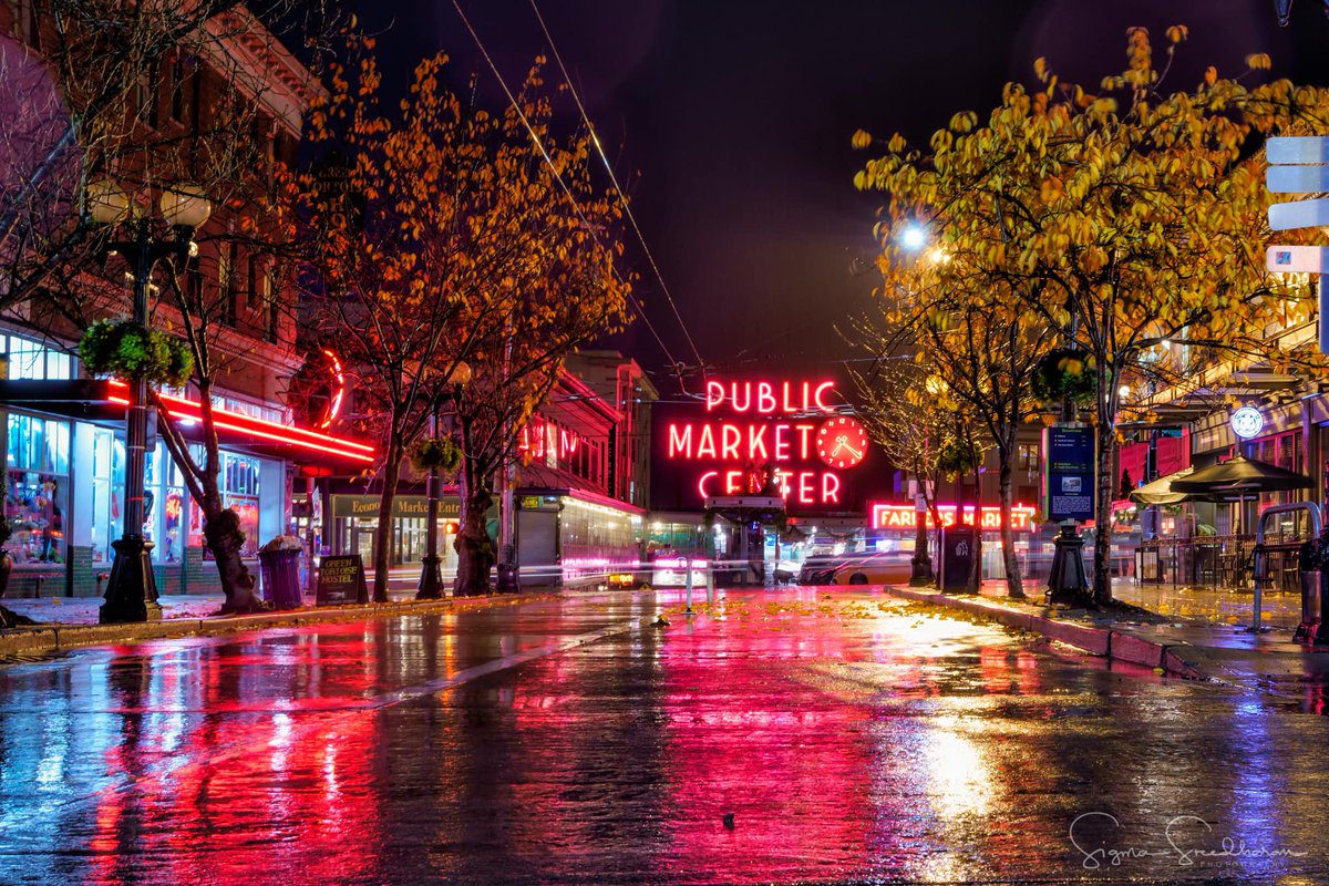 Rainy #PikePlaceMarket... #Seattle does look gorgeous in the rain, as long as I don't need to go out in it!