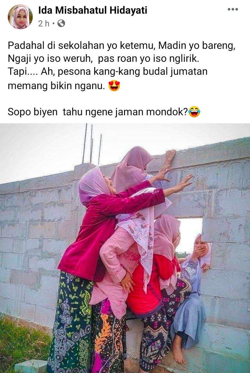 Selamat hari Jumat. Nemu status menggelitik di fb pagi ini. 

Biasanya santri ABG yang kayak gini. Saya mondok ketika sudah jadi mahasiswi, jadi ngga ngalamin yang begini ini.. #eaaa