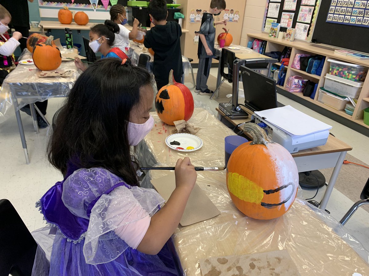 stjosephguelph's tweet photo. Pumpkin painting, dance-a-thon, scavenger hunt, riddles and so much more! Thank you Student Council for a great week! #HallowWeek #Treats #StudentLeadership https://t.co/6PLc03MMfd
