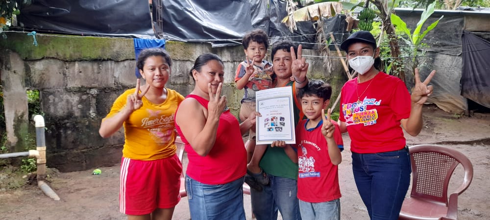 masaya_red's tweet photo. #Masaya//Promotoria Solidaria en Conjunto con la Procuraduría General de la República (PGR), Realiza entrega de Títulos de Propiedad en el Municipio de #Niquinohomo, Como parte de la Restitución de derechos que promueve Nuestro Buen Gobierno Sandinista. #UnidadParaLaProsperidad https://t.co/5RUaBlwgfd