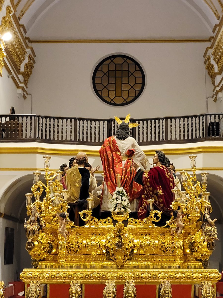 El Señor de la Sagrada Cena junto a sus apóstoles ya está entronizado en la Iglesia de Santo Domingo. Todo preparado para su histórica salida desde el interior del templo dominico.