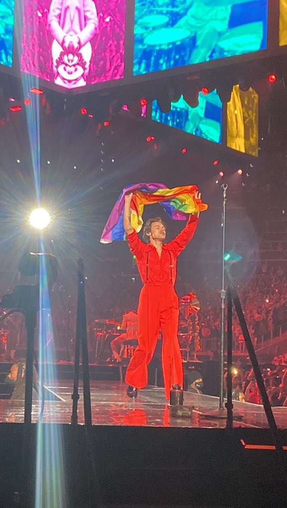 HarryArgentina's tweet photo. Harry con la bandera del orgullo esta noche 🏳️‍🌈

© @otb_kate 
#LoveOnTourAtlanta #LOTAtlanta #HSLOTAtlanta #LoveOnTour https://t.co/5luv28yakC