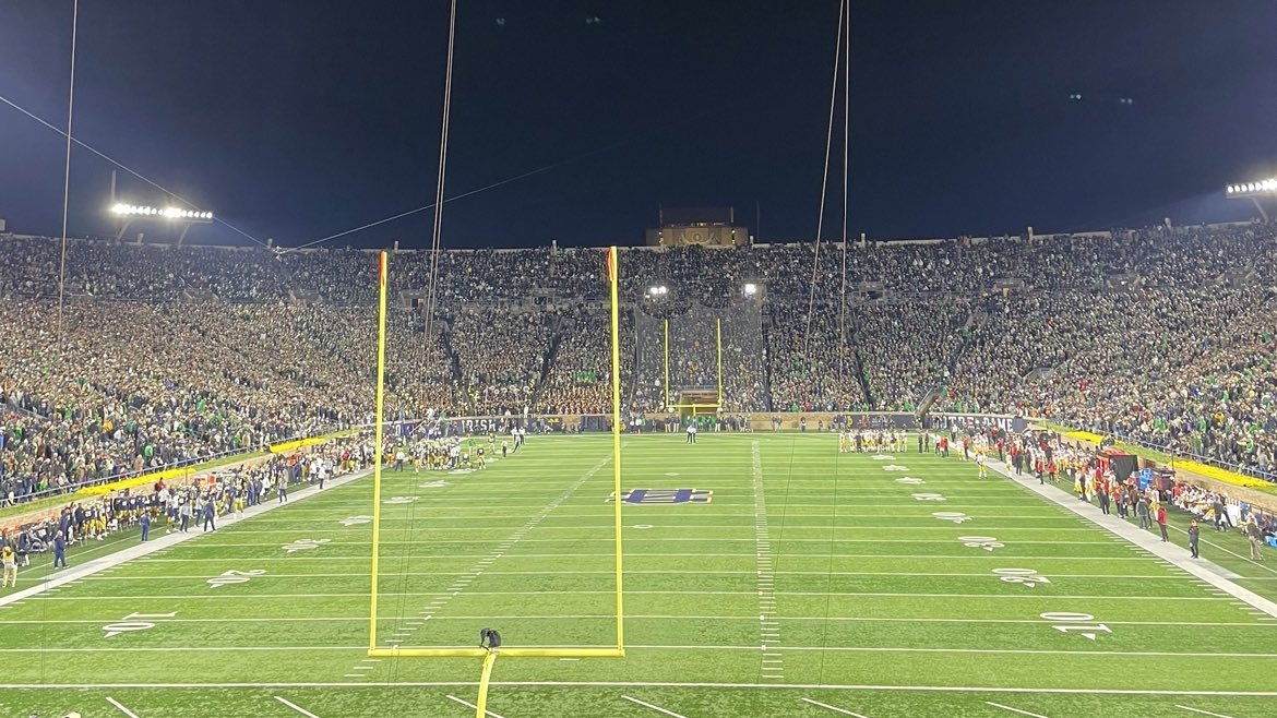 herecometheiris's tweet photo. RETWEET IF YOU WANT NOTRE DAME TO BEAT NORTH CAROLINA SATURDAY NIGHT! https://t.co/SaUe4cgsRl
