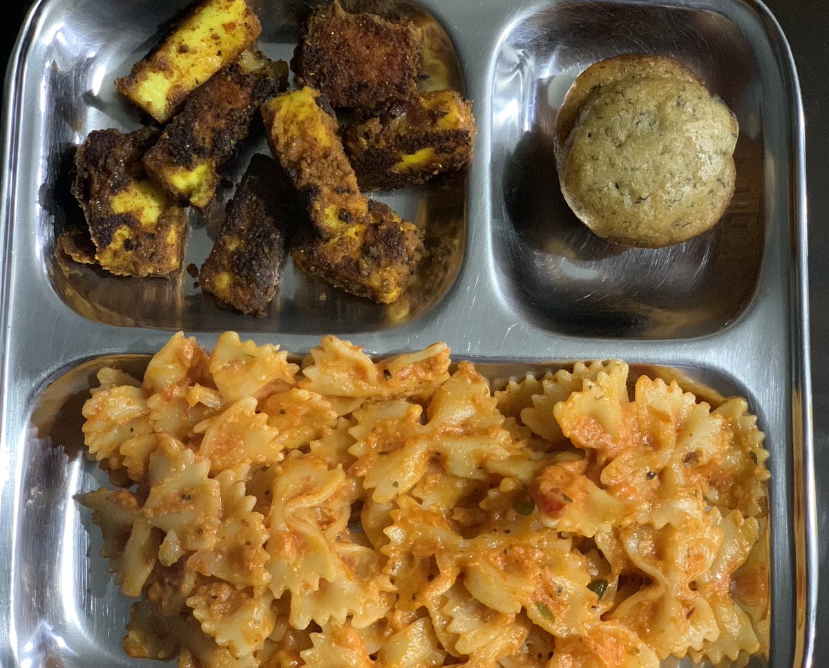relationWthFood's tweet photo. Dinner scenes.. when each has different cravings 😬😬🥳🥳❤️
.
.
.
.
.
🥘Chapati &amp; Tomato Roast
🥙Farfalle Pasta with marinara sauce, paneer toasted and chocolate banana muffin 
.
.
.
.
.
.
#dinner #farfalle🦋 #farfalle #pasta #chapati #tomatoroast #keralastyle #loveitalianfood https://t.co/gnsqdDNNDC