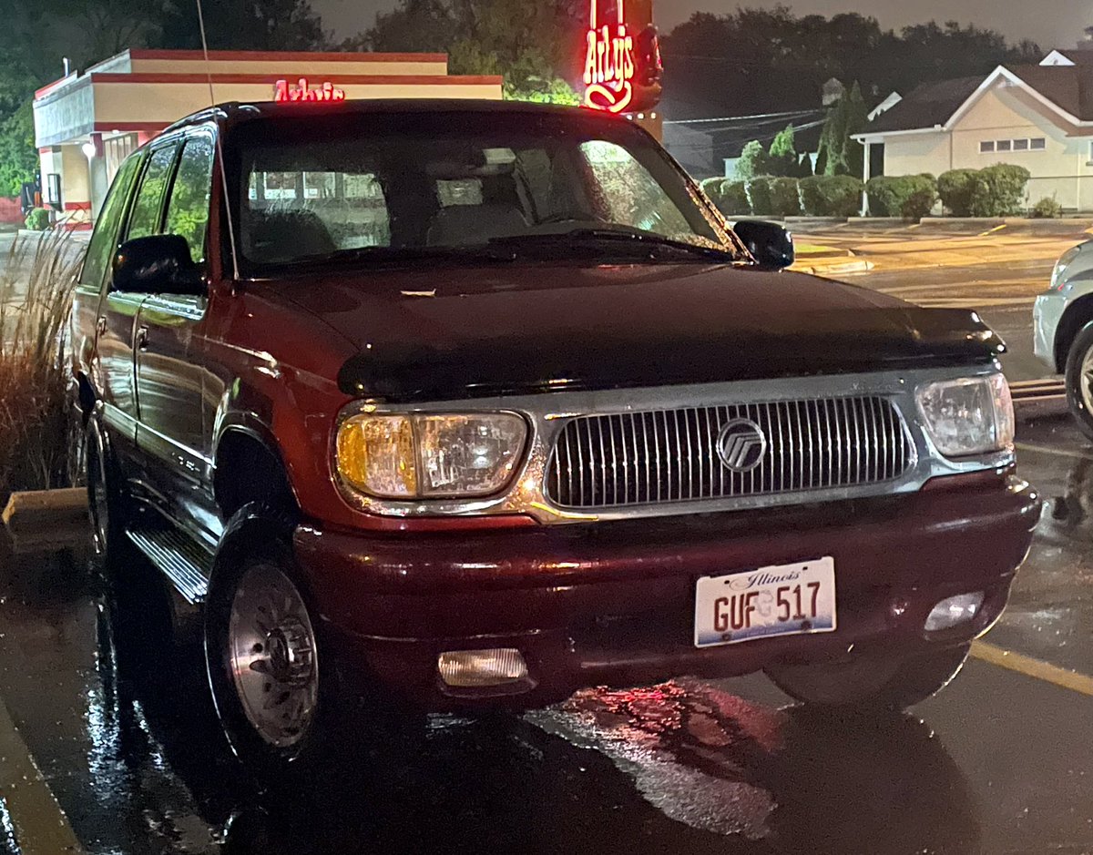 Car_Guy_Tom's tweet photo. Strange but true: late-model Mercurys are mostly commonly spotted near an @Arbys. #Arbys #Mercury #MercuryMoutaineer #CarSpotter #JamochaShake https://t.co/FKzahvB4GE