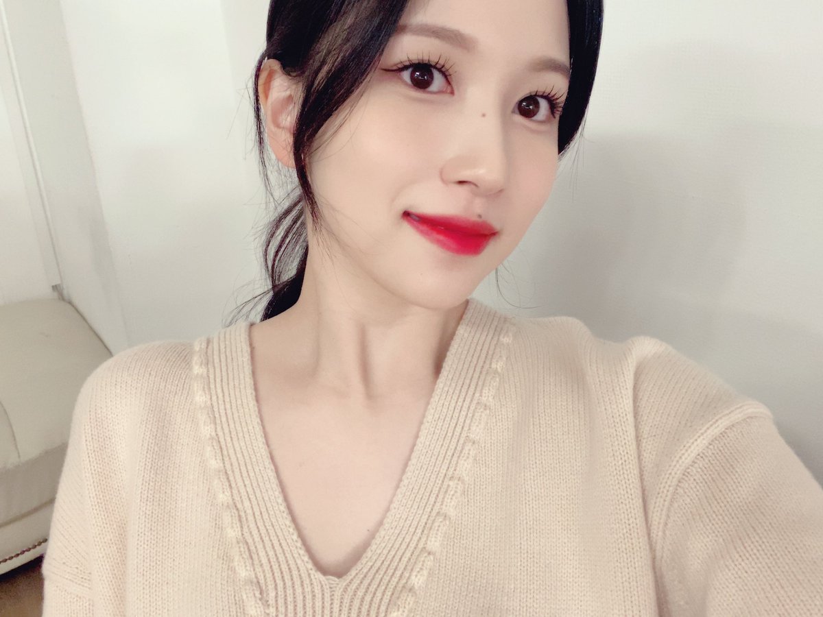 MYOUlRI's tweet photo. A woman who loves red lips 💋 https://t.co/80oZKHvNV2