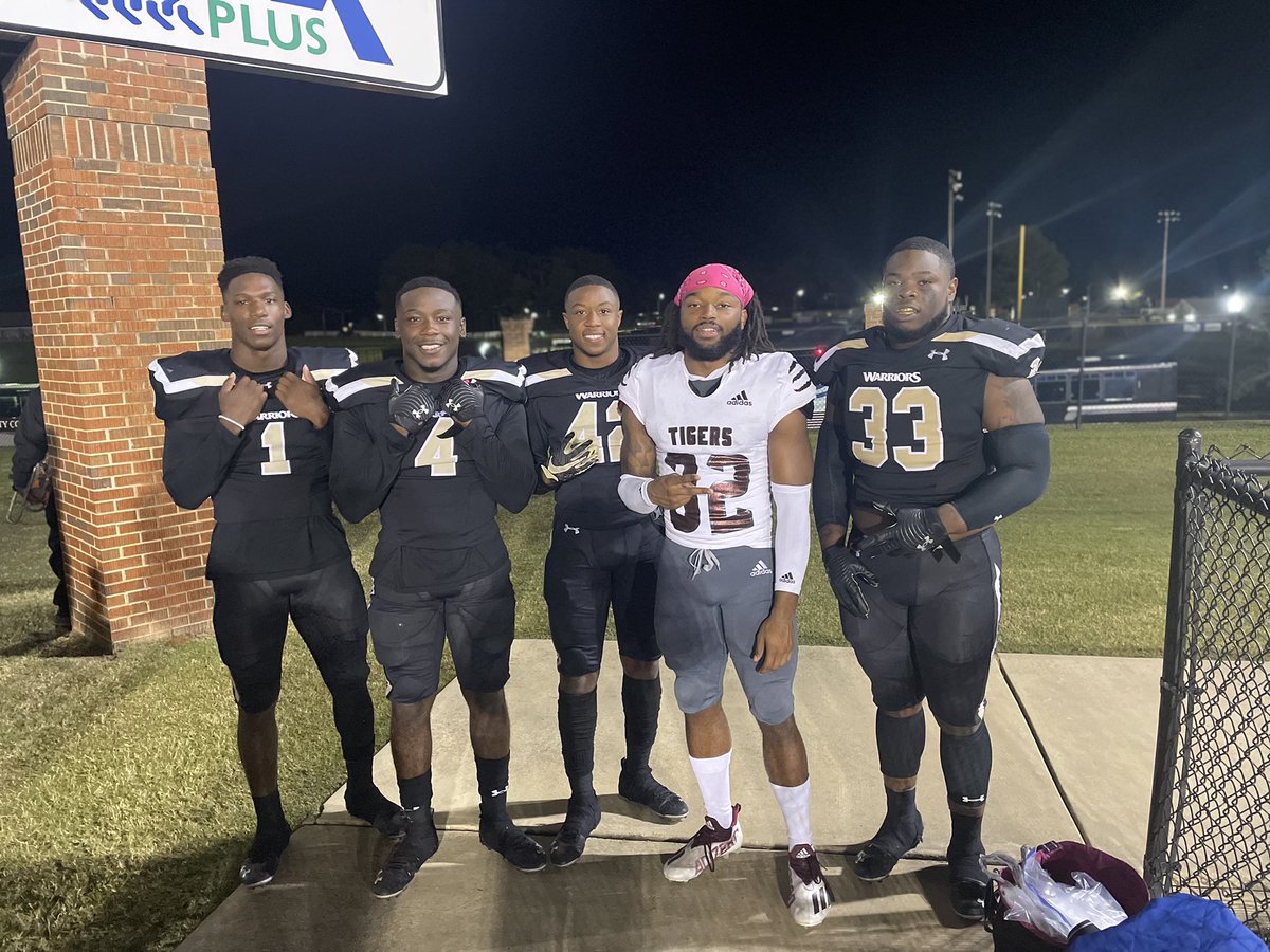 tandersonwatts's tweet photo. Bruddas 4 Life No Matter What Jersey We Wearing !!!! 🗣🗣 @Des_williams4 @Ant_Thomas21 @tori_mulkey @FoxDeiondre https://t.co/9gAO9SqM13