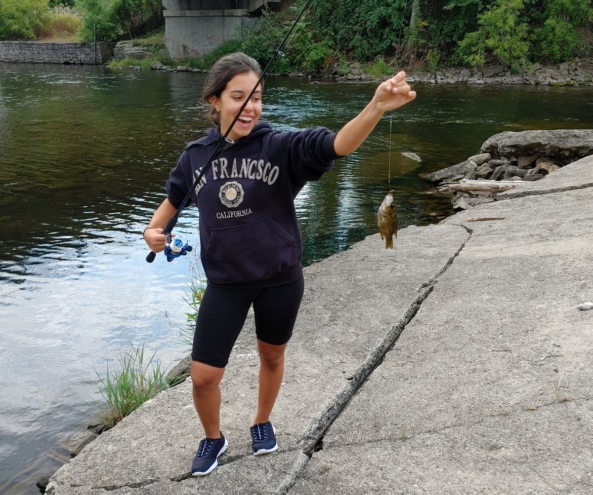 For Susanne Barrow, hosting int'l students in her Burritts Rapids home (like Olivia from Italy pictured here fishing for the first time!) is just another chapter in her life as a global citizen. Interested in hosting? READ MORE: canadahomestaynetwork.ca/burritts-rapid…
<a href="/UCDSB/">UCDSB</a> #brockville