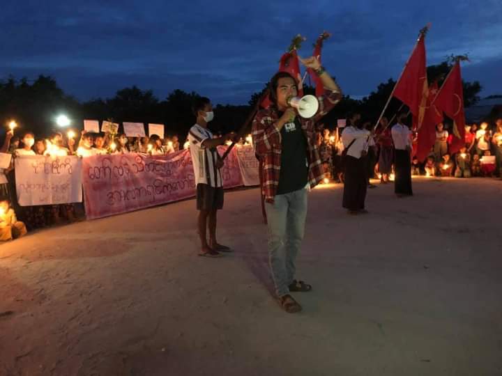 kyawkhinewin253's tweet photo. A member of the Monywa Strike Committee joined the early morning candlelight protest to overthrow the military council, in a village in #Monywa township on October 29.

#WarCrimesOfJunta
#Oct29Coup
#WhatsHappeningInMyanmar https://t.co/9Sd6b3pa1P