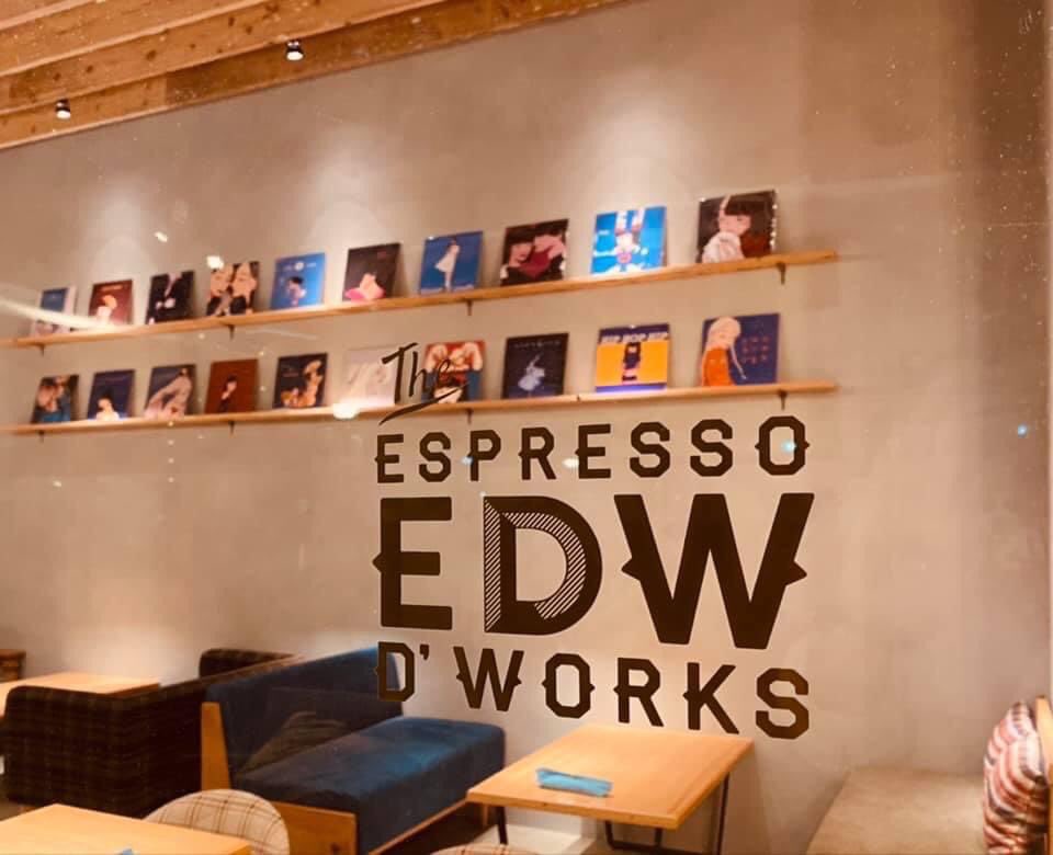 pikatayorikome's tweet photo. イオンモール名古屋ノリタケ店のEDW様の店内壁面に飾るイラストを描かせていただきました。
名古屋といえばのシャチホコで、レコードみたいな展示方法です。レコード風、とてもよい。 https://t.co/ffnwr5hVET