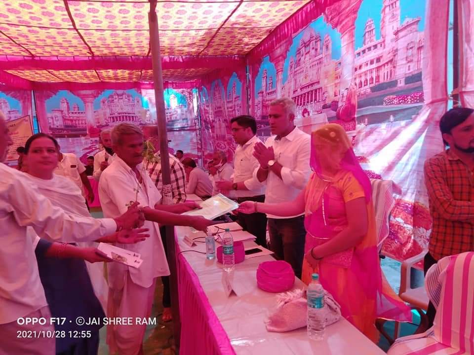 VijaypalMirdha's tweet photo. मेरे विधानसभा परिवार की ग्राम पंचायत जाखेङा में"प्रशासन गांवो के संग अभियान" मे ग्रामवासियों से मुलाकात कर उनकी समस्याओं को सुना और उपस्थित अधिकारियों को त्वरित समाधान के निर्देश दिए।लाभार्थियों को पट्टे,जॉब कार्ड और दिव्यागों को प्रमाण पत्र,जमीनका बँटवारा,चैक,पेंशन आदि वितरितकिए https://t.co/5b0C7OTyVJ