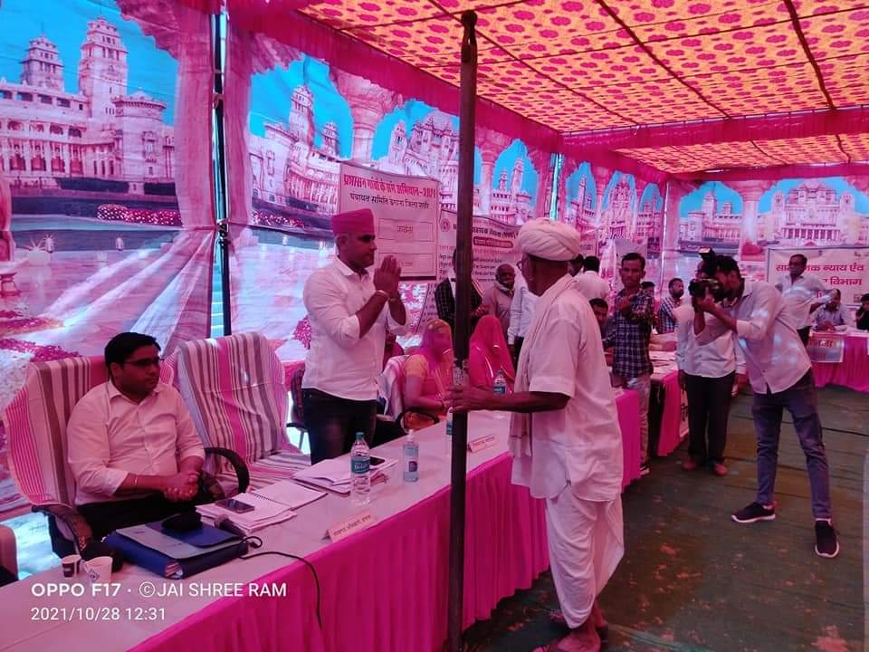 VijaypalMirdha's tweet photo. मेरे विधानसभा परिवार की ग्राम पंचायत जाखेङा में"प्रशासन गांवो के संग अभियान" मे ग्रामवासियों से मुलाकात कर उनकी समस्याओं को सुना और उपस्थित अधिकारियों को त्वरित समाधान के निर्देश दिए।लाभार्थियों को पट्टे,जॉब कार्ड और दिव्यागों को प्रमाण पत्र,जमीनका बँटवारा,चैक,पेंशन आदि वितरितकिए https://t.co/5b0C7OTyVJ