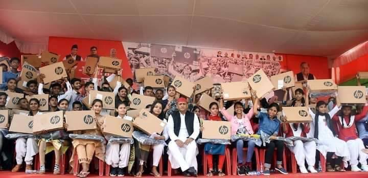 aashishsy's tweet photo. "तकनीक" से तरक्की के रास्ते।

अखिलेश जी ने बनाए 
"भविष्य" के वास्ते! https://t.co/237uGdiYaf