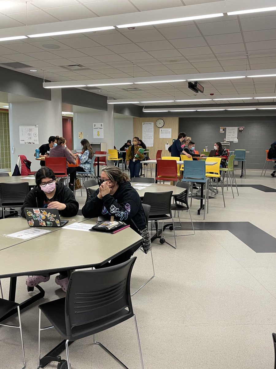 AmyBuchanan231's tweet photo. Thank you Daina &amp; Sean ⁦@ISACFinAid⁩, Jorge ⁦@mcc_edu⁩, ⁦@_vanexv⁩ &amp; ⁦@Jbosworthhhs⁩ for helping to make our ⁦@HHSHornets1⁩ FAFSA/Alternate App. Workshop so successful! ⁦@HarvardD50⁩ ⁦@hobbs_carl⁩ ⁦@HornetAVID⁩ ⁦@MiceliLinda⁩ https://t.co/wrhMbozTbl