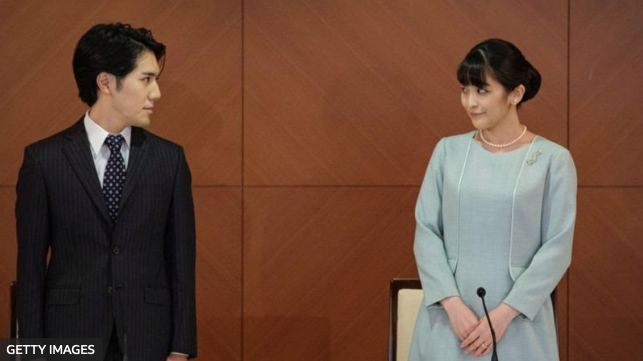 (Former) Princess Mako's psychiatrist on her PTSD: “She felt like her dignity as a human being had been trampled on.”: bbc.com/turkce/haberle…
(Meanwhile, the groom, Kei Komuro, finally cuts his 'controversial' ponytail, but manages to defiy the rules with his pinstripe suit.)