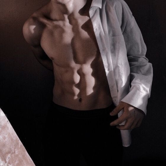 🥀 ─ El trabajo me retuvo por demasiado tiempo, fue agotador, pero, no pensé encontrar tan grata sorpresa en mi cama, será lindo despertarlo, ¿no lo creen?, buenas noches.

    ─────────────
 ❨ #animetwt ;; #anitwt ;; #hqrp❩