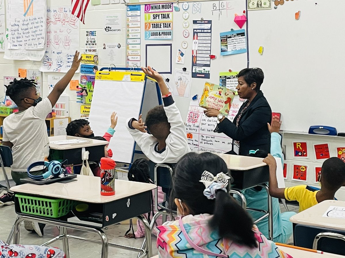 DFlowLeads's tweet photo. @hfemiway welcomed @missasu98 as a guest reader today! Ss loved the book and walked away encouraged as they were reminded to trust themselves & work hard bringing their ideas to life! #henryreads #readfortherecord2021 @KRichter1RSE @B3Matters @ShandraSupports https://t.co/2QdFXA3Pnt