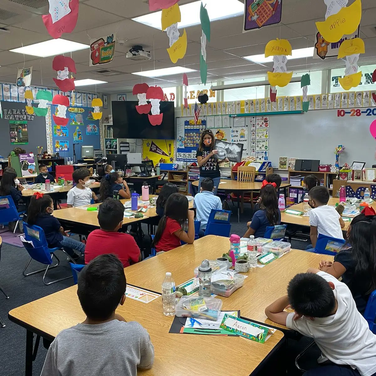 VineWCUSD's tweet photo. First graders enjoyed a SPOOKY Halloween read aloud with Principal Levesque!! BOO!!! #firstgraderocks #coolprincipal #vinewcusd @westcovinausd https://t.co/SySO4Kcndu