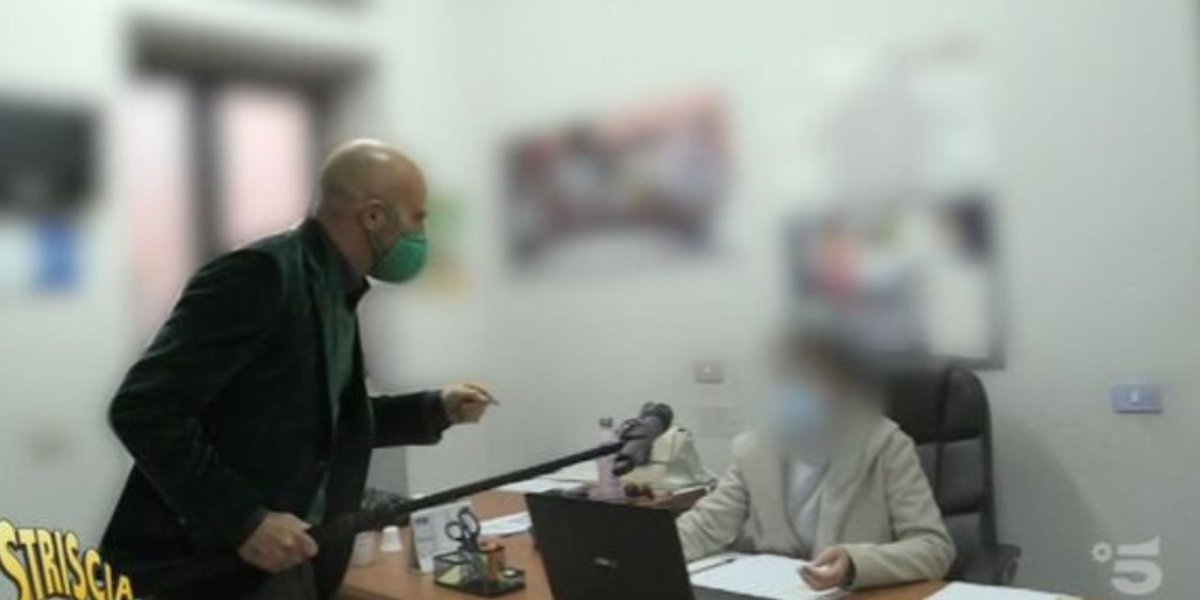 MediasetTgcom24's tweet photo. Concorsi Inps, "Striscia" svela il mercato dei certificati falsi: così si gonfiano i punteggi #concorsoinps https://t.co/hS88YeUiVw https://t.co/2lgqyB79nx
