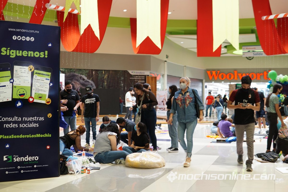 mochisonline's tweet photo. Hoy se celebró en Plaza Sendero Los Mochis el concurso de tapetes con motivo del Día de Muertos organizado por UNIVAFU Universidad 

Alumnos de secundaria, prepa y universidad hicieron lucir este gran evento que resalta nuestra tradiciones. Más info en #MO el prox martes. https://t.co/eqR2WD4u9r
