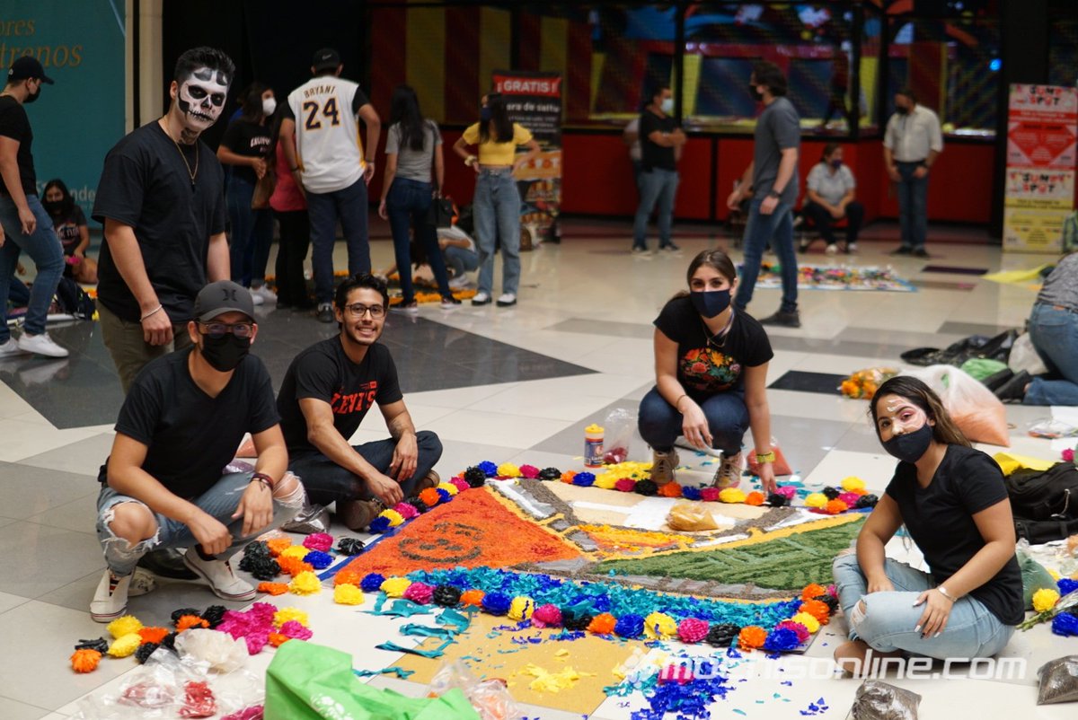 mochisonline's tweet photo. Hoy se celebró en Plaza Sendero Los Mochis el concurso de tapetes con motivo del Día de Muertos organizado por UNIVAFU Universidad 

Alumnos de secundaria, prepa y universidad hicieron lucir este gran evento que resalta nuestra tradiciones. Más info en #MO el prox martes. https://t.co/eqR2WD4u9r