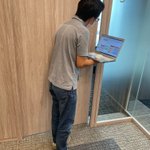 会議室の予約を取ったはずなのに？前の人がまだ使っていて自分が予約取り忘れたと思っていてドキドキしている人!