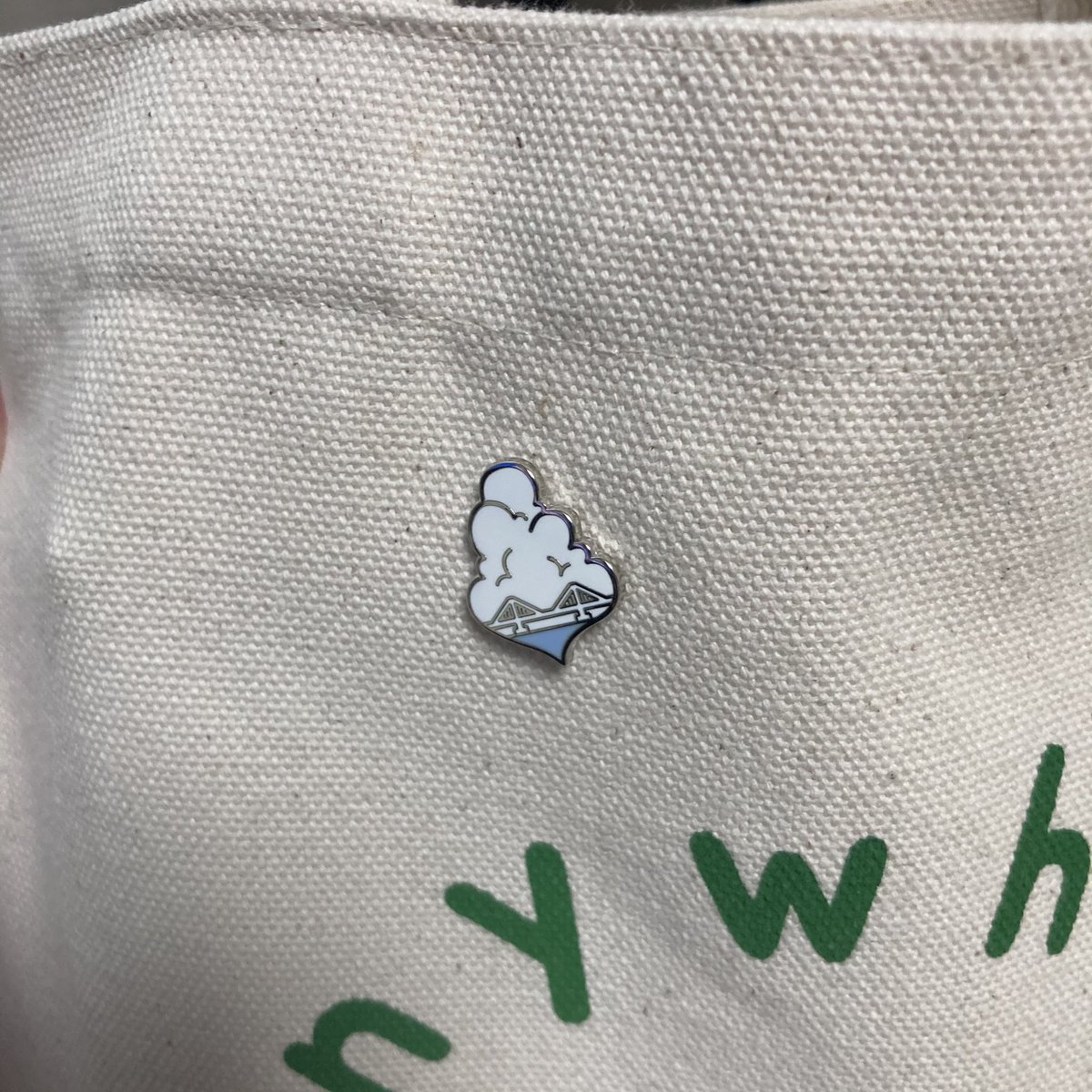 danzi___'s tweet photo. 공구열어주신 나착건 착한건 뱃지 잘 받았습니다!! 후기가 넘 늦었네요 ㅠㅠ 그래도 받자마자 가방에 바로 달아봤습니다 ㅎㅎ 광안대교가 넘나 귀여운... ꒰ ⸝⸝ɞ̴̶̷ ·̮ ɞ̴̶̷ ⸝⸝꒱  귀여운 핀뱃지 공구해주신 @moonillru1 님 감사합니다!!!! https://t.co/btfcNgLeQe