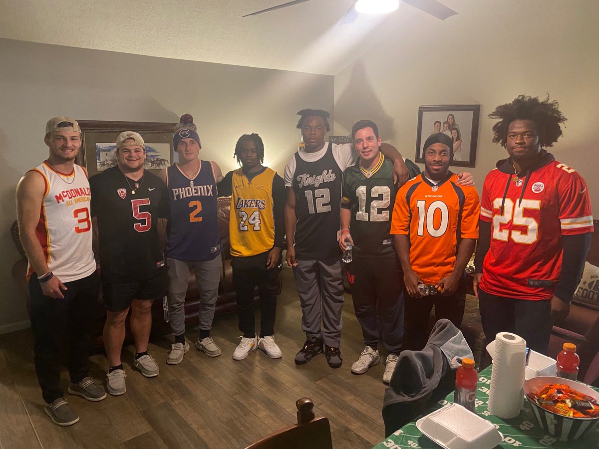 Wing night ✅
Jersey night ✅
Watching @coachmertensLU Packers win a 🏈 game ✅
Cardinal RB Family having a great night together ✅ even though we missed @RJCarver_4 and his Ken Griffey Jr Jersey in the picture 

Love this group - road trip to Kentucky tomorrow! #RTO

#WeAreLU