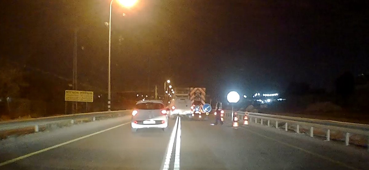 kvish55's tweet photo. במהלך הלילה קרו אצלנו 2 דברים על כביש 55 באיזור המשתלות.
1. עבודות תשתית לצמצום מרחב הכניסה והיציאה מהמשתלות.
2. שריפה ליד תחנת הדלק. 

מה גרם ל2? 
התחממות גלובלית? האקלים הערבי? חיבת ציון?
או נקמה על העבודות?

חייבים לסגור את הפרצות בגדר! 
#שריפה
#טרור https://t.co/moWZOF2csM
