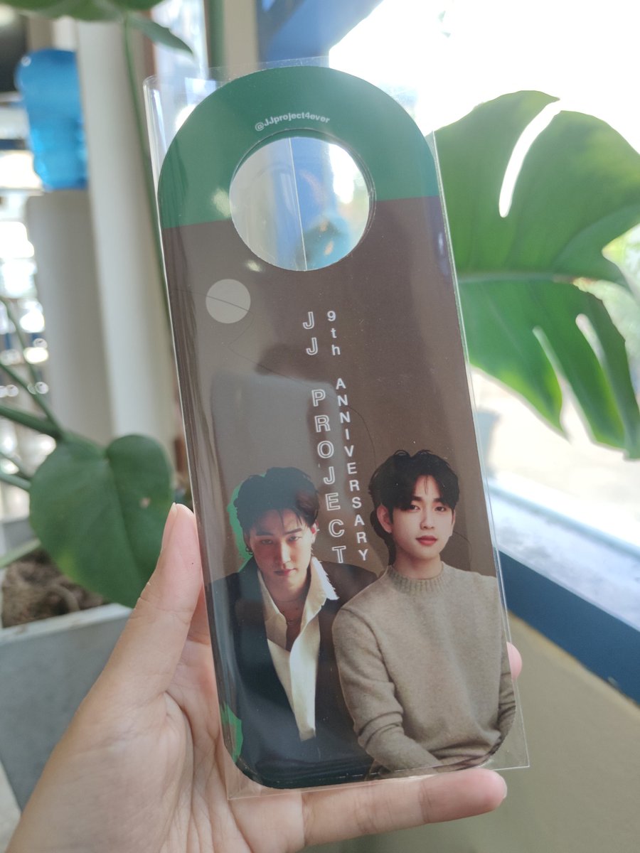 bluebearycafe's tweet photo. 𝕁𝕁ℙ𝕣𝕠𝕛𝕖𝕔𝕥 𝟡𝕥𝕙 𝔸𝕟𝕟𝕚𝕧𝕖𝕣𝕤𝕒𝕣𝕪
🎁GIVE AWAY
🥤CUP SLEEVE
🚪DOOR HANGING

เริ่มแจกแล้ววันนี้ - จนกว่าของจะหมดนะคะ
ร้านเปิด 11.00 น. ค่า

#JJProject 
#9YearsWithJJProject
#JJProject4Ever https://t.co/rhcEOYsQWz